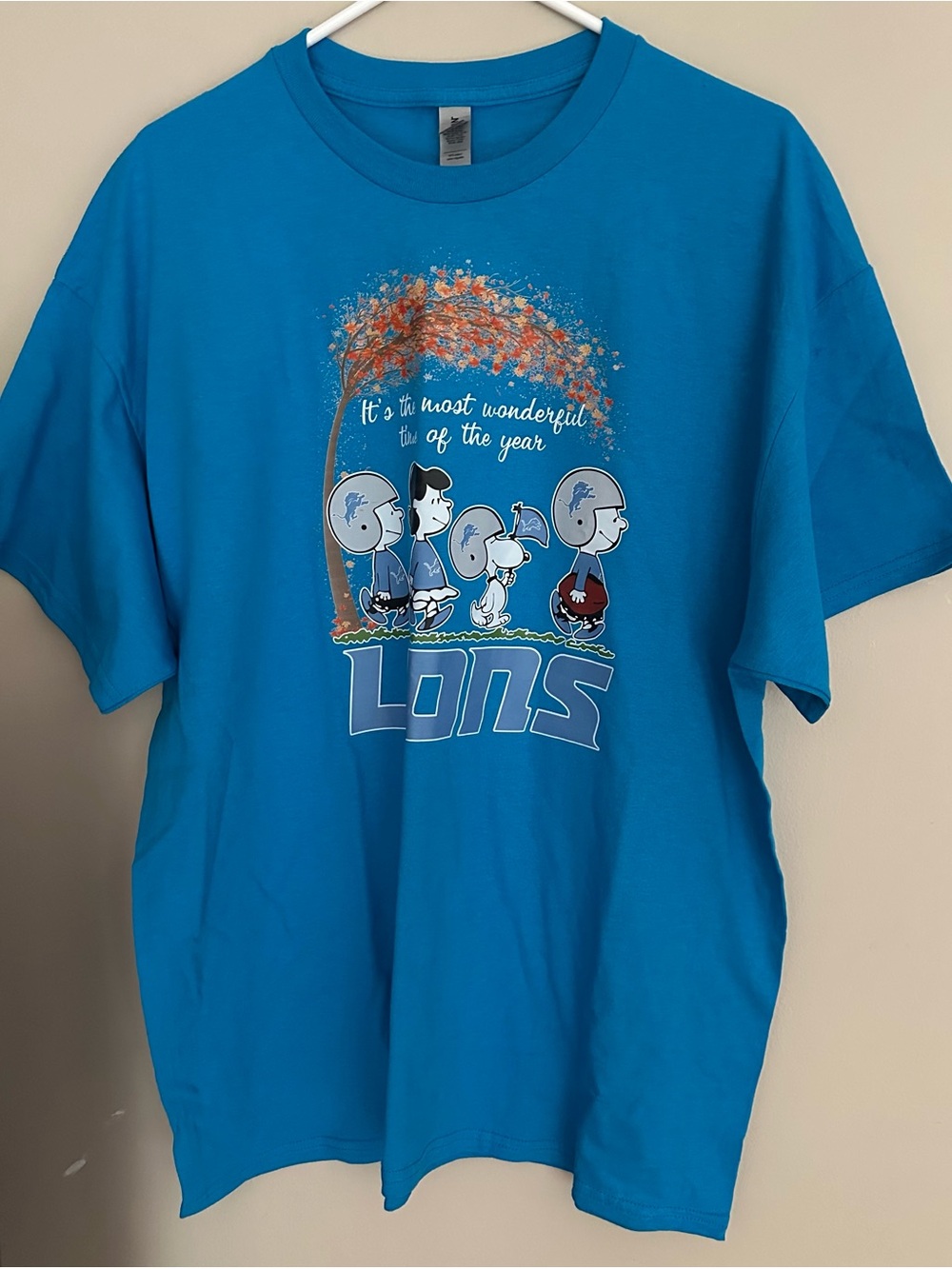 Gildan size XL Bright BLUE Peanuts 'Lions' Graphic Tee